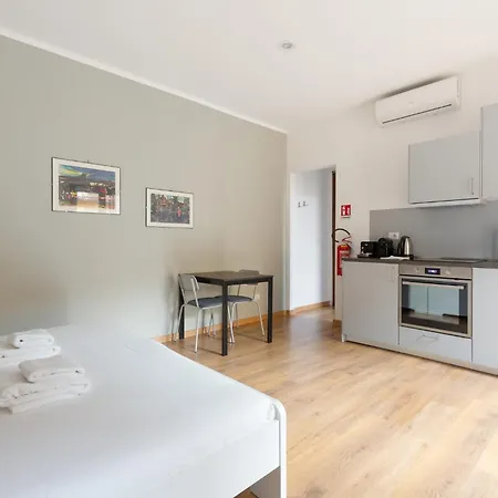 Guesthost - Bright With Balcony In Apartamento
