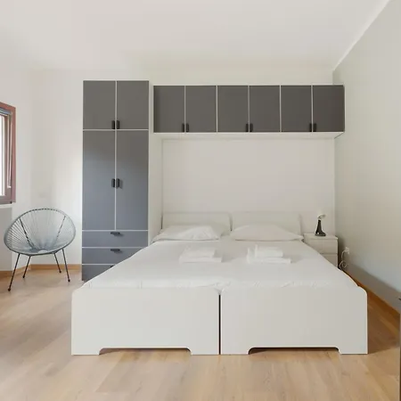 Guesthost - Bright With Balcony In * Milano