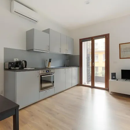 Guesthost - Bright With Balcony In Appartamento Milano