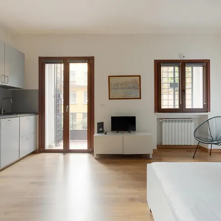 Guesthost - Bright With Balcony In Appartamento