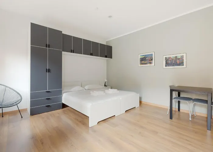 Guesthost - Bright With Balcony In Appartamento Milano
