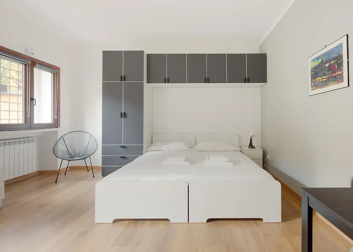 Guesthost - Bright With Balcony In * Milano