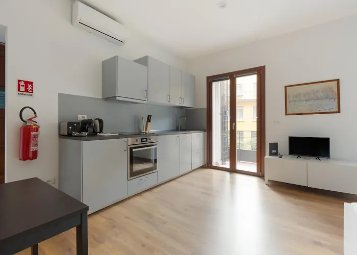 Guesthost - Bright With Balcony In Appartamento Milano