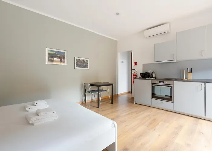 Guesthost - Bright With Balcony In Apartmán